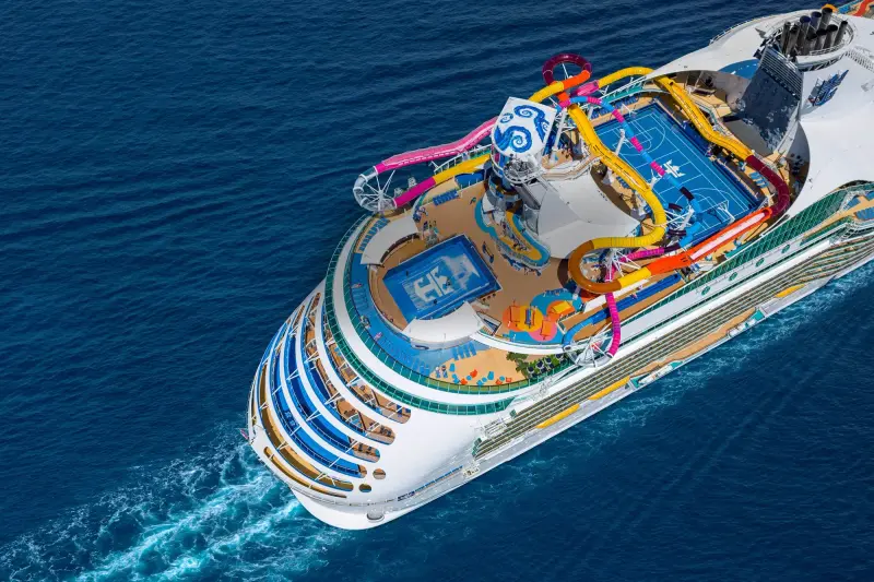 Navigator of the Seas kıç güvertesi ve kaydıraklarıyla, havadan görünüm