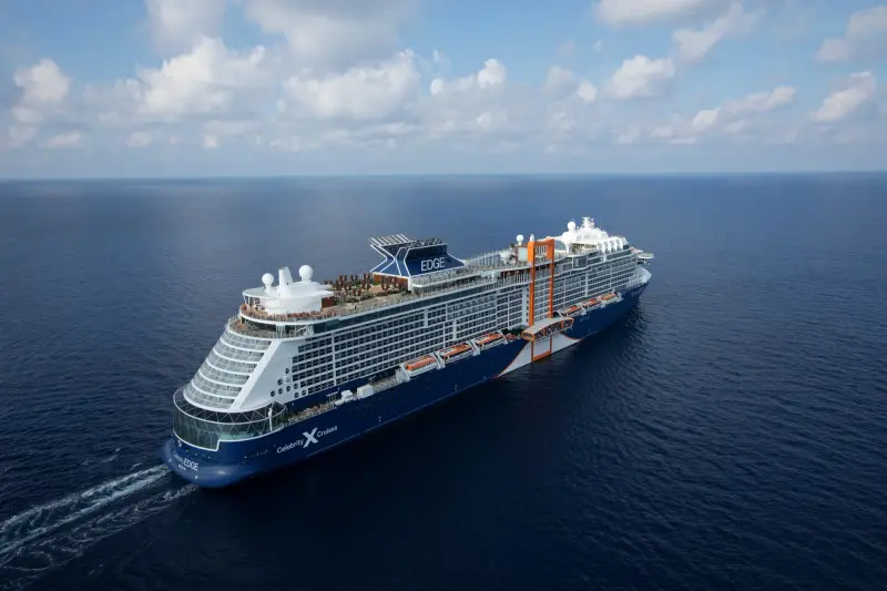 Celebrity Edge açık denizde, havadan görünüm