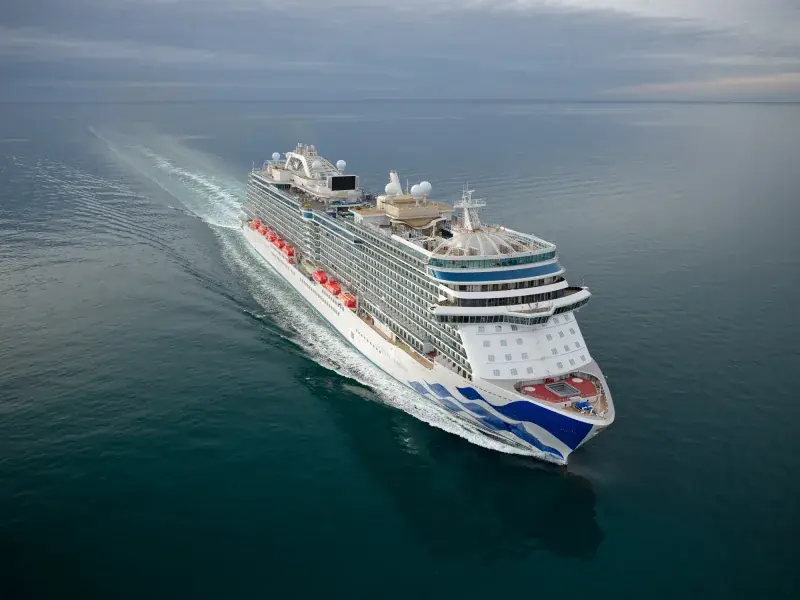 Discovery Princess'in açık denizde kuşbakışı önden görünümü