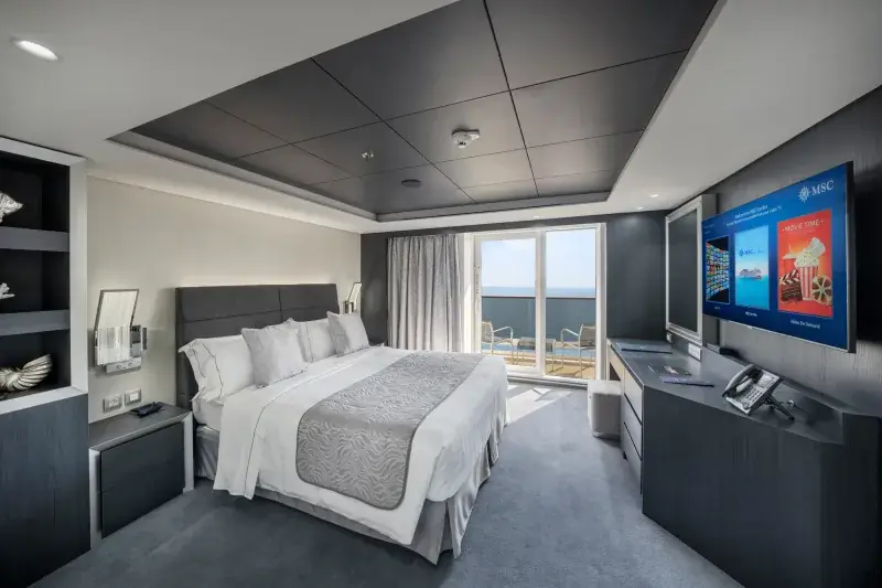 MSC Euribia MSC Yacht Club suit, yatak odası ve balkon
