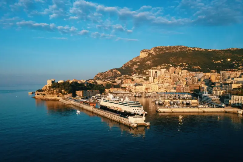 Azamara Onward Monako limanında, gün doğumu