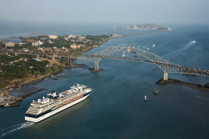 Celebrity Infinity Panama'da Amerika Köprüsü önünde