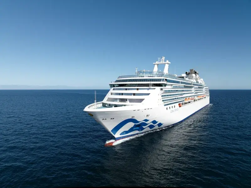 Coral Princess'in açık denizde önden görünümü; pruvada Princess deniz kızı logosu