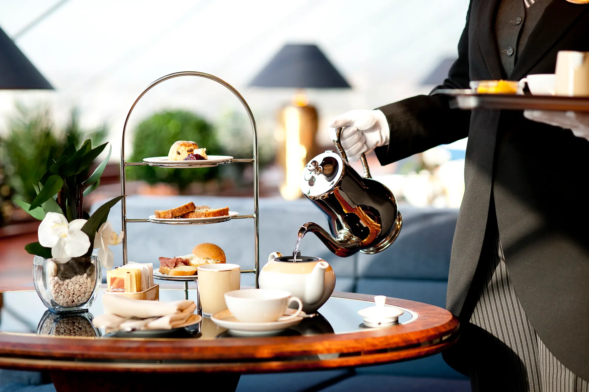 MSC Splendida Top Sail Lounge'da butler ile ikindi çayı servisi