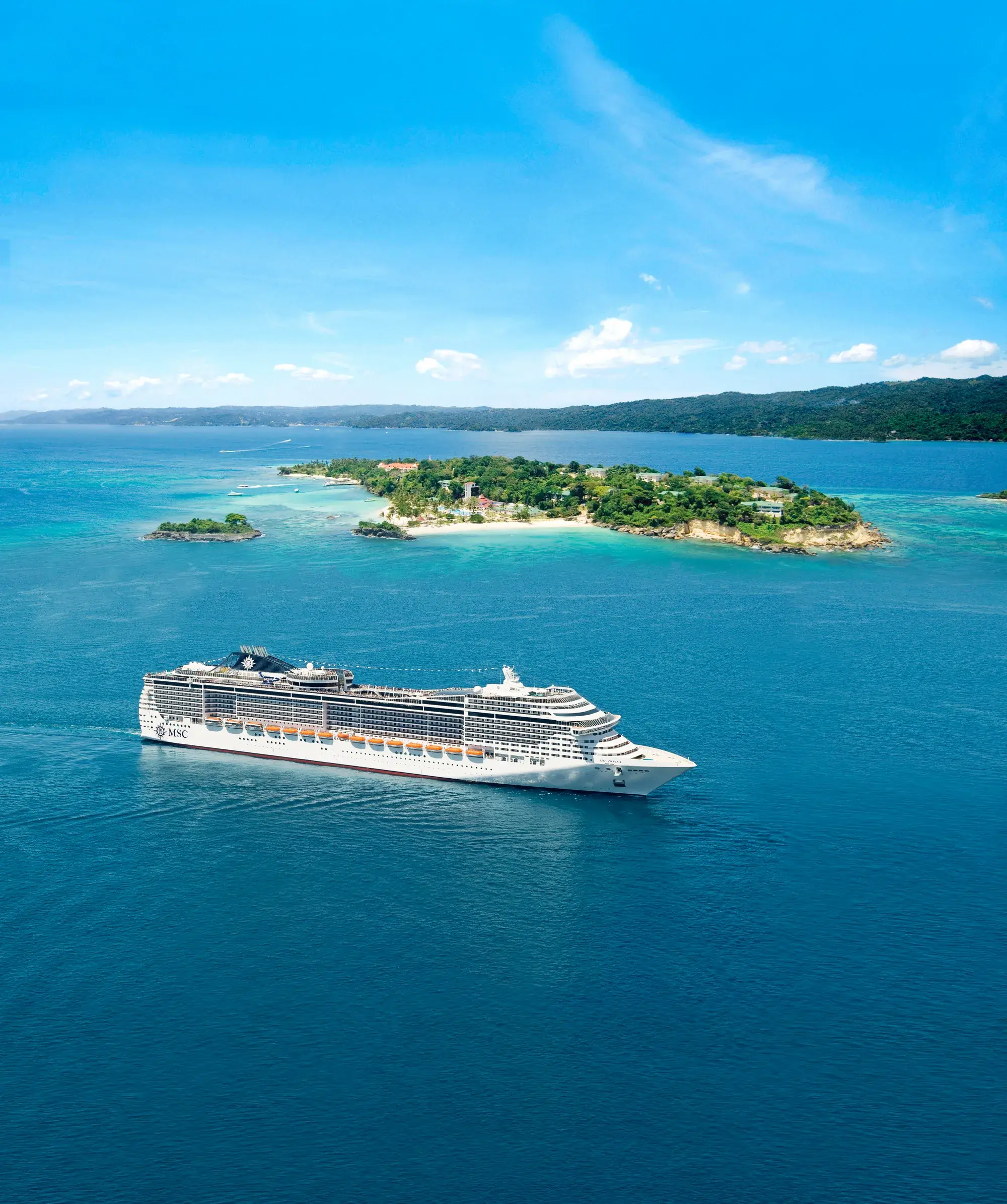 MSC Divina tropik bir adanın açıklarında, havadan görünüm